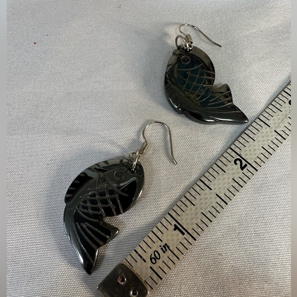 Carved gunmetal gray fish earrings - Picture 3 of 5